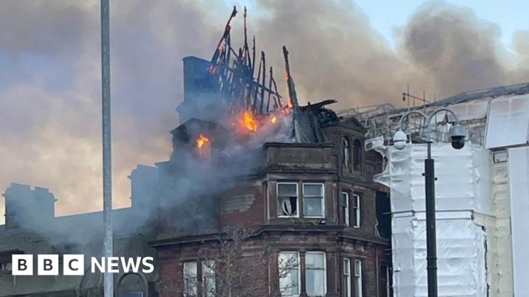 [Uk] Ayr station hotel fire: Commuters hit as blaze burns through night