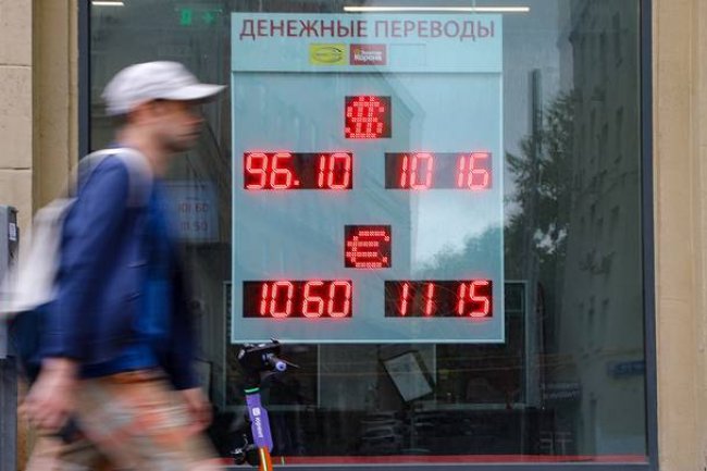 Курс доллара превысил 100 рублей впервые с 14 августа
