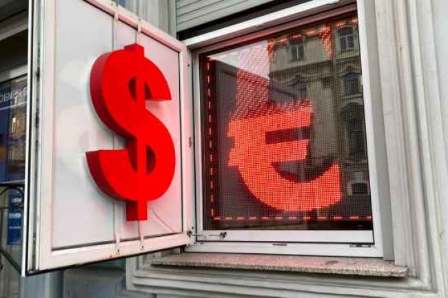 Доллар подорожал почти до 100 рублей после сокращения продажи валюты Центробанком