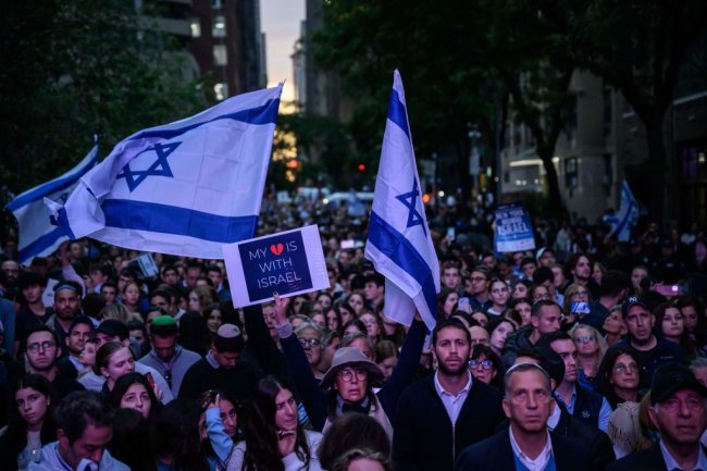 Adams, Hochul join thousands at East Side rally supporting Israel