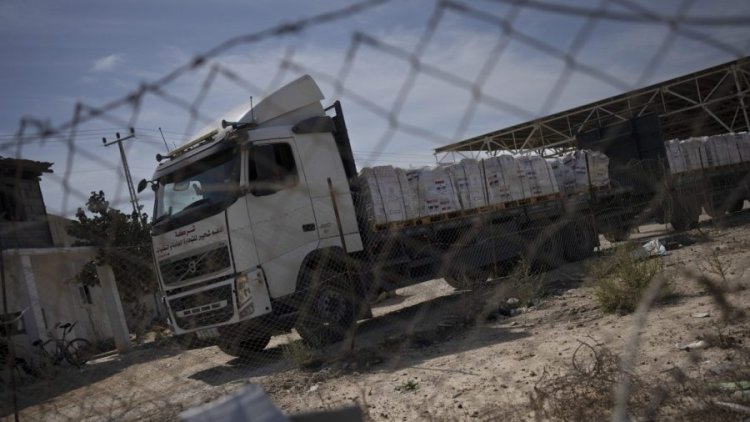 Humanitarian aid begins crossing into Gaza Strip