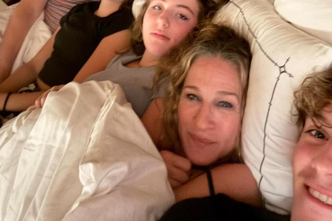 Sarah Jessica Parker, Matthew Broderick Pose for a Selfie With 3 Kids