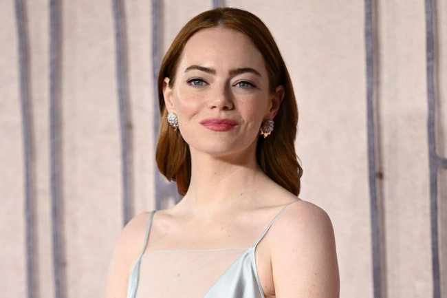 Emma Stone Revives the Old Hollywood Shawl in London 