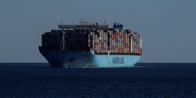 Maersk, Hapag-Lloyd Avoid Red Sea Voyages After Attacks on Ships
