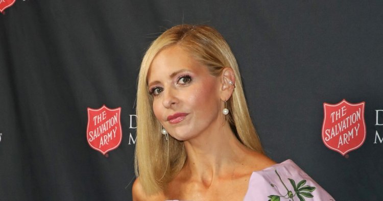 Sarah Michelle Gellar Unveils Stacks of Holiday Cards: I'm Sending 'Lots'