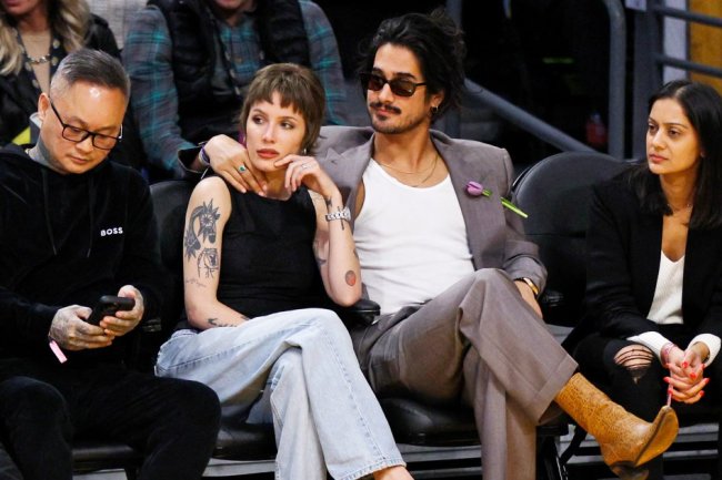 Halsey and Avan Jogia Are Courtside Cuties at Los Angeles Lakers Game