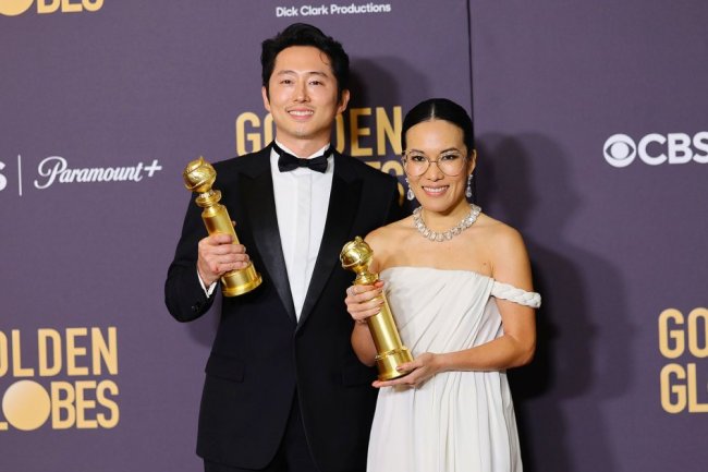 'Beef' Stars Ali Wong and Steven Yeun Make History With Golden Globe Wins