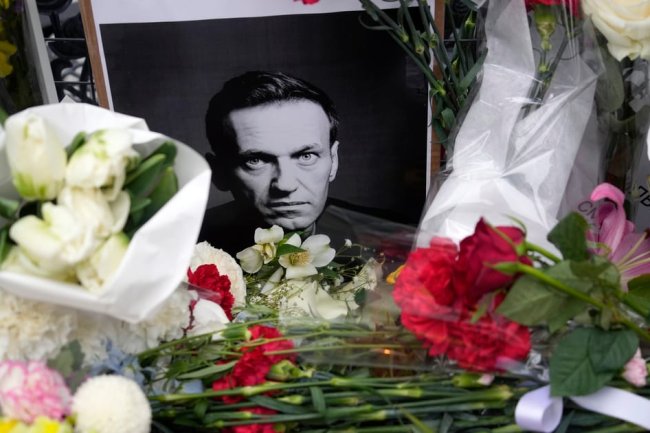 Alexei Navalny's body handed over to family