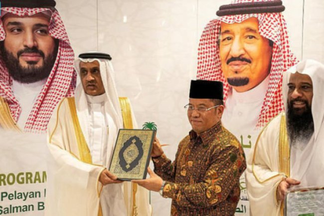 Indonesia Receives 20 Tons Dates and 50 Quran Copies from Saudi Arabia