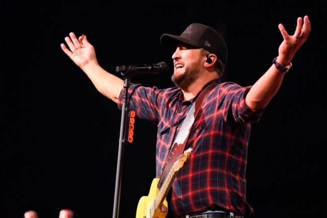 Luke Bryan Falls During Concert After Slipping on Fan’s Cell Phone