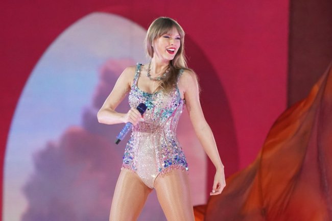 Fans Think They Found the Statue From Taylor Swift's 'thanK you aIMee'